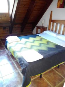 Una cama grande en una habitación con en Duplex Calle El Tillo, en Escarrilla