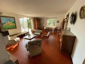 a living room filled with furniture and a table at Villa les Jules in Thoard