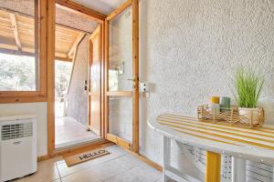 a room with a table and a window at Monolocale al centro della Costa Smeralda in Cugnana Verde