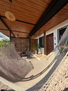 a hammock in a house with a wooden ceiling at Apartamento 2, cerca de la playa, naturaleza y paz in Santa Cruz