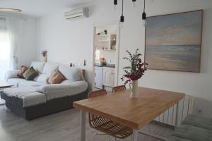 ein Wohnzimmer mit Sofa und Tisch in der Unterkunft Darahome in Cunit