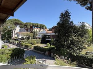 a view of a garden with bushes and trees at Appartamenti Federica 5 in Milano Marittima