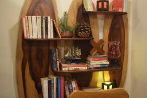 a book shelf with books and other books at Roots & Rustle homestay in Kūfrī