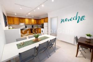 a kitchen and dining room with a table and chairs at Casa El Trebol in L'Escala