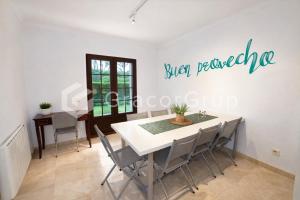 a dining room with a table and chairs at Casa El Trebol in L'Escala