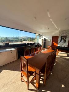a large dining room with a table and chairs at Recanto Feitosa Taubate in Taubaté