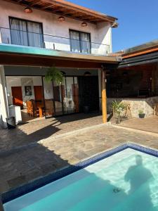 a swimming pool in front of a house at Recanto Feitosa Taubate in Taubaté