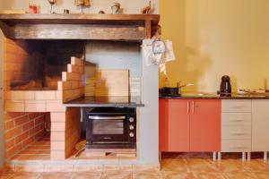 a kitchen with a brick oven in a kitchen at Casa Carreira in Ponta do Sol
