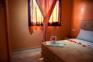 Säng eller sängar i ett rum på Hotel Rimal Sahara