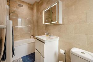 a bathroom with a sink and a toilet and a tub at 2 Bed in Kingsteignton oc-w34194 in Kingsteignton +40 photos
