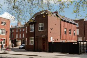 an old brick building on a city street at Apex Studios by Derbnb in Derby