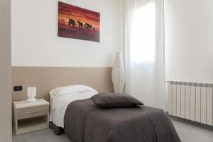 a bedroom with a bed and a picture of horses at Easy Venice Rooms 1- 2 in Mestre