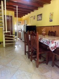 a kitchen with a table and chairs in a room at paldisfrute in Colón