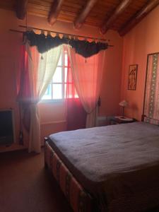 a bedroom with a bed and a window at paldisfrute in Colón