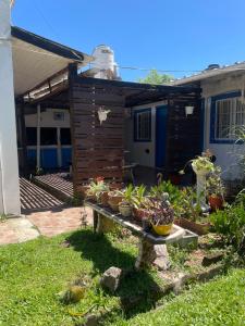 a garden with potted plants on a table in front of a house at paldisfrute in Colón
