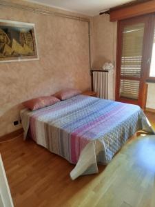 a bedroom with a bed in a room at Casa Vacanza ANNA in Viverone