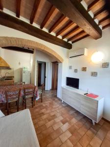 a living room with a table and a dining room at Agriturismo e Glamping Serraiola Alta in Frassine