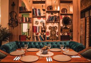 ein Tisch in einem Restaurant mit Tellern und Weingläsern in der Unterkunft Hotel Diwa in Tetovo + 68 Fotos
