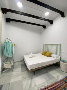 a bedroom with a large bed in a room at Galteo Alameda in Ronda