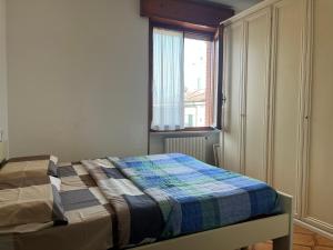a bed in a room with a window at Casa Vacanze Leno in Leno