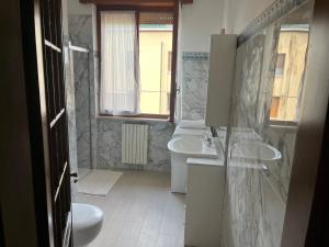 a bathroom with two sinks and two toilets at Casa Vacanze Leno in Leno