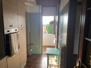 a small kitchen with a table and a window at Casa Vacanze Leno in Leno +5 photos