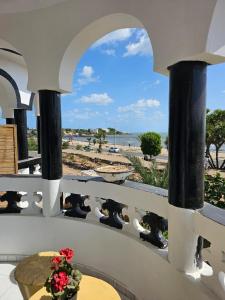 ein Balkon mit Tisch und Blick auf den Strand in der Unterkunft Brise de Mer Sun in Dschibuti