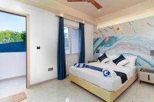 a bedroom with a large painting on the wall at Ocean Bounty in Ukulhas