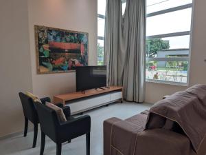a living room with a tv and a couch at yes banana in Bananeiras
