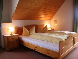 Säng eller sängar i ett rum på Gasthaus Schweizerhof