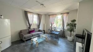 ein Wohnzimmer mit Sofa und Tisch in der Unterkunft Morges House in Morges