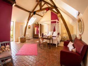 a living room with a bed and a table at La Closeraie in Noyers-sur-Cher