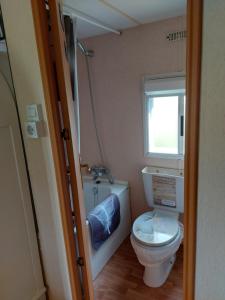 a small bathroom with a toilet and a window at Au refuge de Lahontan in Castelnau-dʼAuzan