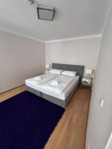 a small bedroom with a bed and a blue rug at Urban City Nest in Vienna +4 photos