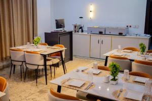 Nhà bếp/bếp nhỏ tại Royal De Elite Hotel