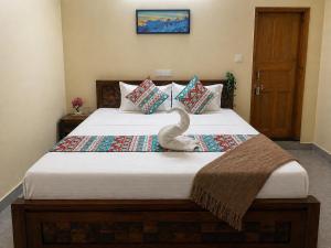 a bedroom with a bed with a swan on it at Himnest in Kalpa