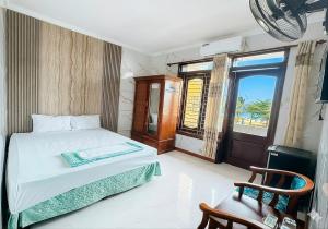 a bedroom with a bed and a window at Khách sạn Hồ Gươm in Sầm Sơn