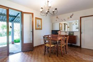a dining room with a table and chairs at Villa L'Andélu - Conciergerieland in Saint-Michel-Escalus
