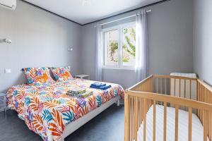 a small bedroom with a bed and a window at Villa 4 Saisons, piscine chauffée in Vieux-Boucau-les-Bains +16 photos