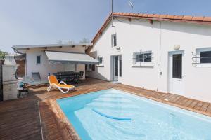 a swimming pool in the backyard of a house at Villa 4 Saisons, piscine chauffée in Vieux-Boucau-les-Bains