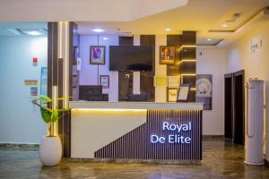 Chứng chỉ, giải thưởng, bảng hiệu hoặc các tài liệu khác trưng bày tại Royal De Elite Hotel +118 ảnh