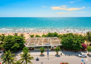 a view of a beach with people on the sand at Khách sạn Hồ Gươm in Sầm Sơn