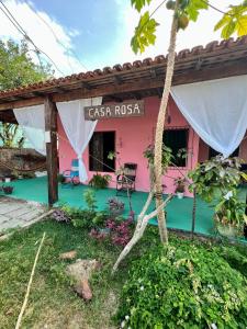 a pink house with a sign that reads casas rojas at Casa rosa in Maracanã