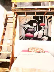 a bedroom with a bunk bed with a painting on the wall at Casa rosa in Maracanã