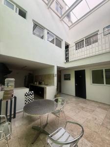 a room with a table and chairs and a kitchen at Comodo Estudio 8 in El Gallinero