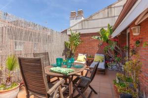 a small patio with a table and chairs at Duplex Beach Masnou in El Masnou