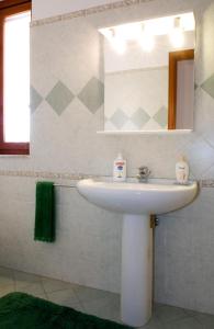 ジャルディーニ・ナクソスにあるCasa La Pergolaのバスルーム(白い洗面台、鏡付)