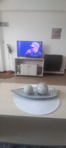 a living room with a tv and two balls on a table at Mountain, espectacular departamento con vista súper funcional in Ushuaia