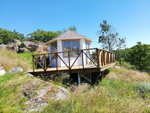 a small house sitting on top of a hill at Idyllisk feriested in Røyksund