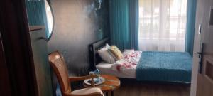 a small room with a bed and a table and a mirror at Butikowe pokoje in Głuchołazy
